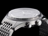 Profil boczny chronografu Timex Marlin Jet przedstawiający duże, wypukłe szkło Hesalite, skalę tachymetru, kopertę ze szczotkowanej stali nierdzewnej, przycisk chronografu typu „pump”, koronkę z logo Jet oraz bransoletę ze stali nierdzewnej