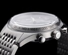 Profil boczny chronografu Timex Marlin Jet przedstawiający duże, wypukłe szkło Hesalite, skalę tachymetru, kopertę ze szczotkowanej stali nierdzewnej, przycisk chronografu typu „pump”, koronkę z logo Jet oraz bransoletę ze stali nierdzewnej