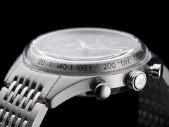 Profil boczny chronografu Timex Marlin Jet przedstawiający duże, wypukłe szkło Hesalite, skalę tachymetru, kopertę ze szczotkowanej stali nierdzewnej, przycisk chronografu typu „pump”, koronkę z logo Jet oraz bransoletę ze stali nierdzewnej