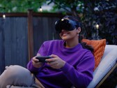 Na zdjęciu przedstawiono zestaw VR Valve Steam Frame wraz z kontrolerem