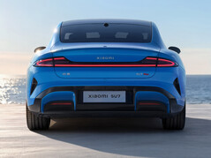 Xiaomi SU7 (2026) w nowym kolorze Capri Blue: elektryczny sportowy sedan zyskuje coś więcej niż tylko drobny lifting. (Źródło zdjęcia: Xiaomi)