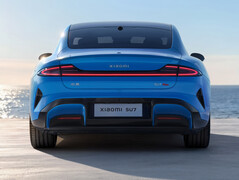 Xiaomi SU7 (2026) w nowym kolorze Capri Blue: elektryczny sportowy sedan zyskuje coś więcej niż tylko drobny lifting. (Źródło zdjęcia: Xiaomi)