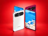 Smartfon Coolpad Cool X Wide pokazany z przodu i z tyłu w białej i czerwonej wersji kolorystycznej.