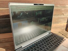 Oglądanie na zewnątrz w słońcu