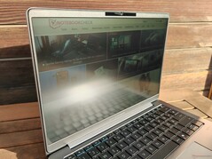 Oglądanie na zewnątrz w słońcu