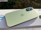 Przyszłe modele iPhone'a mogą być napędzane chipem wyprodukowanym przez Intela (na zdjęciu: iPhone 17; źródło obrazu: Notebookcheck, edytowane)