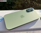 Przyszłe modele iPhone'a mogą być napędzane chipem wyprodukowanym przez Intela (na zdjęciu: iPhone 17; źródło obrazu: Notebookcheck, edytowane)