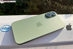 Przyszłe modele iPhone&#039;a mogą być napędzane chipem wyprodukowanym przez Intela (na zdjęciu: iPhone 17; źródło obrazu: Notebookcheck, edytowane)