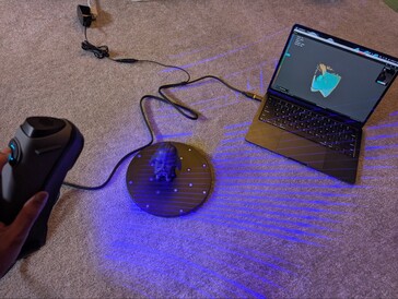 Sermoon S1 skanuje obiekt za pomocą lasera krzyżowego i aplikacji Creality Scan 4 na MacBooku Air