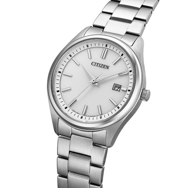 Widok z przodu w trzech czwartych zegarka eleganckiego Citizen BM1350-54A Eco-Drive ze srebrną tarczą, okienkiem datownika na godzinie 3, kopertą ze stali nierdzewnej oraz dopasowaną bransoletą ze stali nierdzewnej.