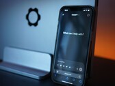 Na ekranie smartfona widoczny jest interfejs ChatGPT z pytaniem: „W czym mogę pomóc?”