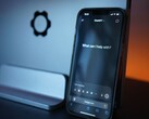 Na ekranie smartfona widoczny jest interfejs ChatGPT z pytaniem: „W czym mogę pomóc?”