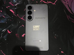 Jednostka testowa Galaxy S26 Plus od tyłu.