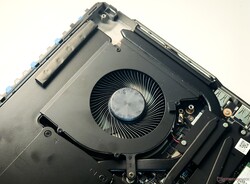 Titan 18 HX AI wykorzystuje system chłodzenia z dwoma wentylatorami i czterema otworami wylotowymi