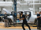 Rivian oficjalnie rozpoczął zwiększanie produkcji dwusilnikowego elektrycznego pickupa R1T w ramach przygotowań do czerwcowych dostaw. (Źródło zdjęcia: Rivian na Twitterze)