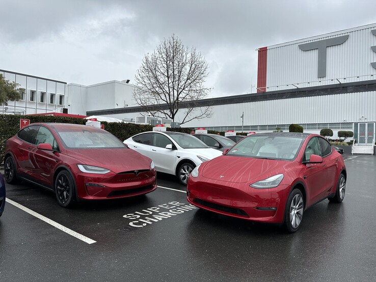 Ultra Red Model X (po lewej) vs Multi-coat (zdjęcie: Kilowatts/Twitter)