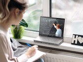 Compal Mobile Office może zajmować mniej miejsca na biurku niż konwencjonalny laptop. (Źródło obrazu: Compal)