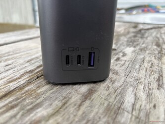 Mini MagSafe Power Station posiada dwa porty USB-C 100 W i jeden port USB-A 22,5 W.
