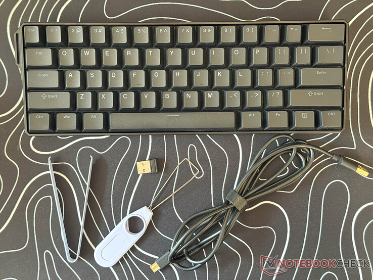 MonsGeek Fun60 Ultra jest dostarczana z nakładkami na klawisze i przełączniki, kablem USB i kluczem sprzętowym 2,4 GHz