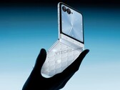 Motorola najwyraźniej pracuje nad telefonem z klapką z kryształami Swarovskiego (źródło zdjęcia: Ytechb)