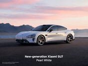 ... i 2026 Xiaomi SU7 w kolorze Pearl White.