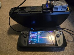 ASUS ROG Ally X podłączony do dużego akumulatora eBike za pomocą konwertera obniżającego napięcie DIY, demonstrujący udany mod rozszerzonego zasilania. (Źródło zdjęcia: DoggoLord27 via r/ROGAlly)