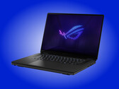 ROG Zephyrus Duo (2026) GX651 w swojej „standardowej” konfiguracji wygląda bardzo podobnie do innych 16-calowych laptopów do gier.