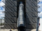 Ship 40 wjeżdża do hangaru Megabay firmy SpaceX w Starbase niemal trzy miesiące po starcie.