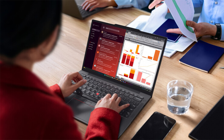Waga ThinkPada X13 Gen 7 z procesorem AMD wraz z baterią o pojemności 54,7 Wh wynosi 987 g.
