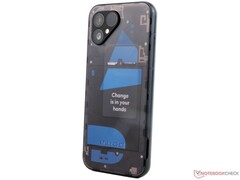 Baterię Fairphone 5 można wymienić w kilka sekund. (Zdjęcie: Notebookcheck)