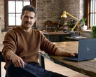 Henry Cavill siedzi przy biurku, Googlebook w zasięgu ręki