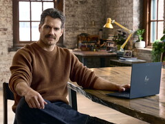 Henry Cavill siedzi przy biurku, Googlebook w zasięgu ręki