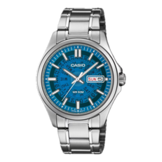 Casio MTP-E740-2A2V z jasnoniebieską, półprzezroczystą tarczą.