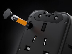 Adapter podróżny Tessan Aero 70 Smart posiada wbudowany bezpiecznik.