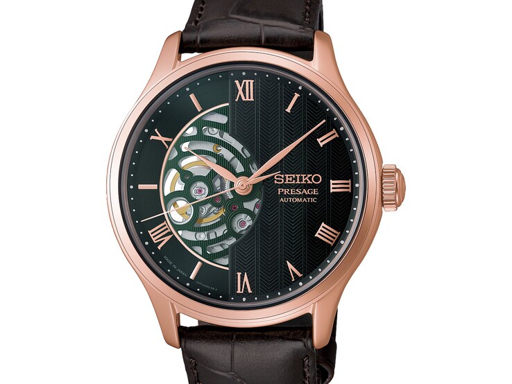 Zbliżenie na zieloną tarczę zegarka Seiko Presage HCB007, ukazujące jej teksturowany wzór geometryczny
