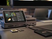 Trudno o coś lepszego: Pexarbolt Ultra to stacja dokująca Thunderbolt 5 z ekranem dotykowym i prawdopodobnie najbogatszym zestawem portów dostępnym na rynku.