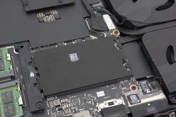 Sloty "SSD2" i "SSD3" PCIe5 SSD znajdują się pod rozpraszaczem ciepła
