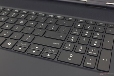 Numpad i klawisze strzałek są mniejsze i bardziej ciasne niż główne klawisze QWERTY