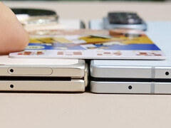 Galaxy Z Fold7 wydaje się być cieńszy niż wersja Magic V5 w kolorze kości słoniowej, tutaj od prawej do lewej. (Źródło zdjęcia: Ice Universe)