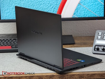 Smukła obudowa A16: Klasyczny top ...