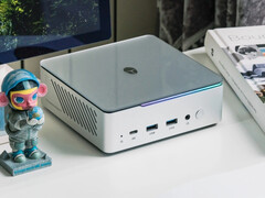 Mix Pro II ma przezroczystą górną część i podświetlenie, które owija się wokół przedniej i prawej strony.