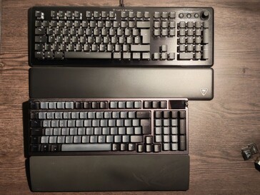 W bezpośrednim porównaniu z Turtle Beach Vulcan II, ASUS ROG Azoth 96 HE wygląda bardzo kompaktowo. (Źródło obrazu: Notebookcheck)