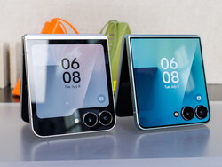 Samsung Galaxy Z Flip7 (po prawej) w porównaniu z Flip7 FE (po lewej)