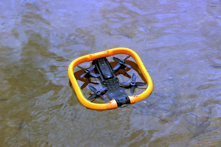 Kiedy HoverAir Aqua ląduje do góry nogami na wodzie...