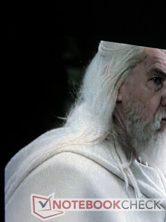 Szczegóły w ostrych granicach kontrastu (takie jak włosy Gandalfa) pozostają wyraźne.