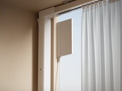 Linptech Smart Curtain Motor C4 ładuje się za pomocą panelu słonecznego. (Źródło zdjęcia: Xiaomi)