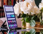 Telefon Samsung Galaxy S25 Ultra ustawiony pionowo na stole, z widoczną na wyświetlaczu otwartą stroną internetową