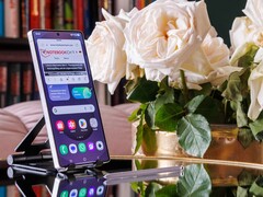 Telefon Samsung Galaxy S25 Ultra ustawiony pionowo na stole, z widoczną na wyświetlaczu otwartą stroną internetową
