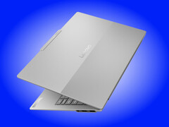 ThinkBook 14x jest lżejszy od większości laptopów – jego oficjalna waga wynosi 990 g wraz z baterią o pojemności 54,7 Wh.