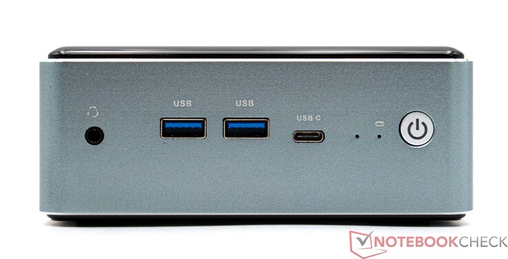 Przód: gniazdo audio 3,5 mm (wyjście liniowe + wejście mikrofonowe), 2x USB 3.2, 1x USB-C (3.2 Gen 2 + DisplayPort 1.4), włącznik zasilania